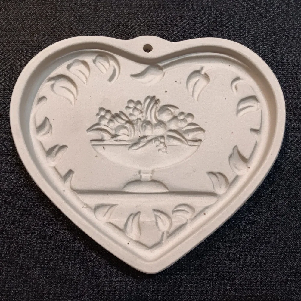 Pampered Chef Come‎ to the Table Heart Clay Cookie Mold 1999 USA R2913 Box